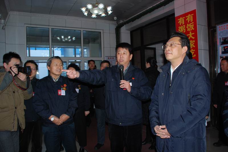 15.張雨浦書記、閆子忠副市長(zhǎng)等領(lǐng)導(dǎo)觀看公司榮譽(yù)展